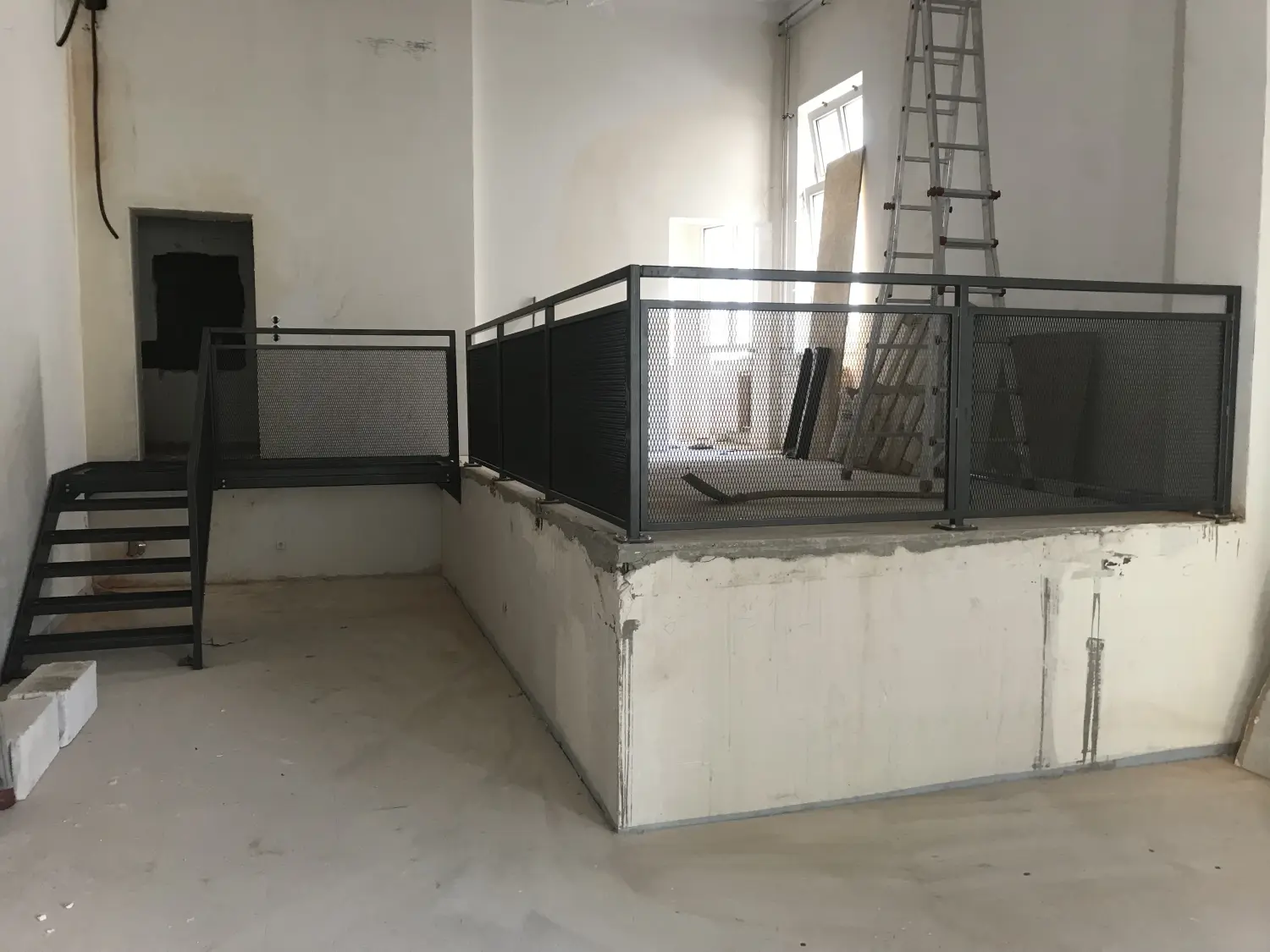 Podest mit Treppe und Geländer von BÖRNER